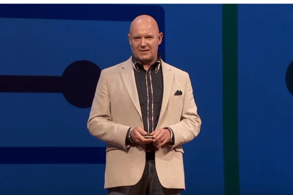 Julian Treasure drži govor na TED Talks pozornici o moćnom govorenju