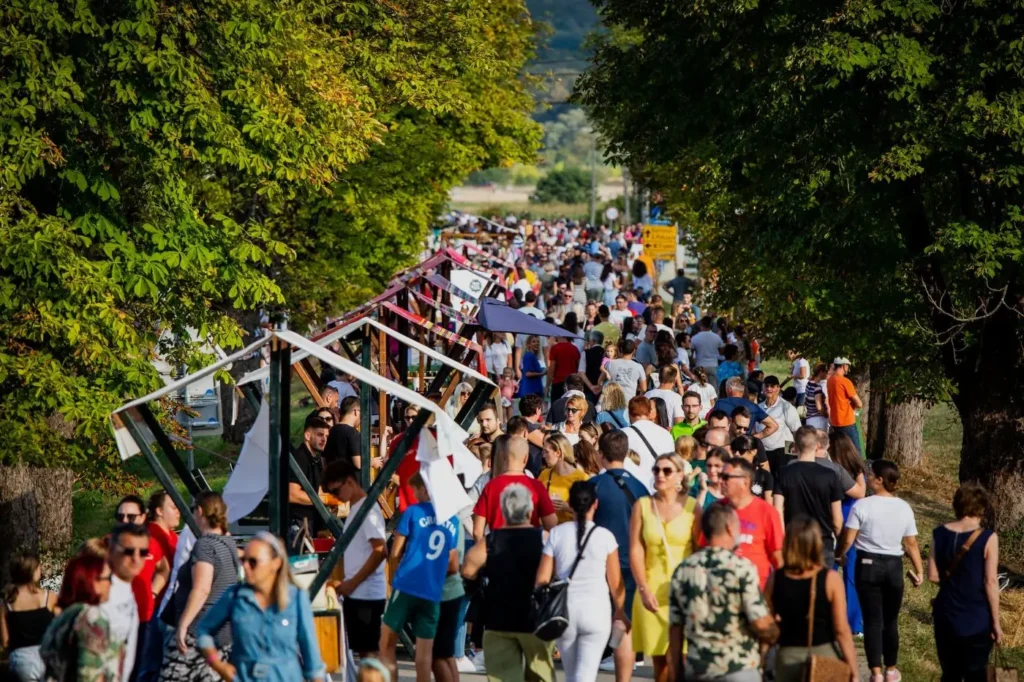 Promenada ispunjena ljudima i štandovima