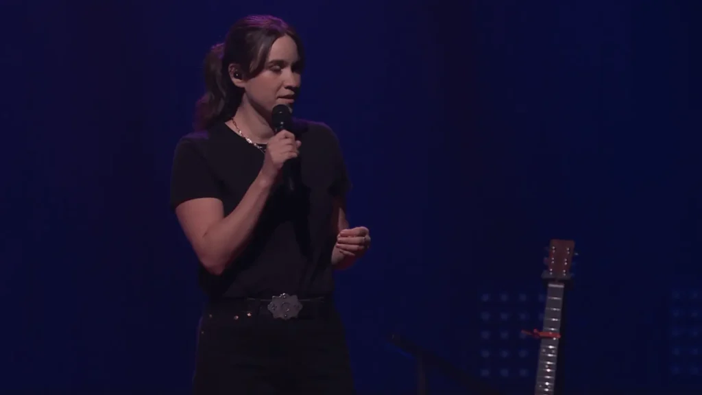 Elle Cordova i Toni Lindgren izvode pjesmu 'Carl Sagan' na TED Talks, s gitarom.