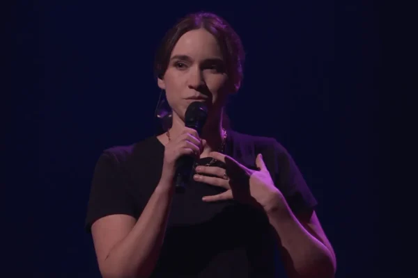 Elle Cordova nastupa na TED Talks, pjeva i govori o znanosti i društvenim mrežama.