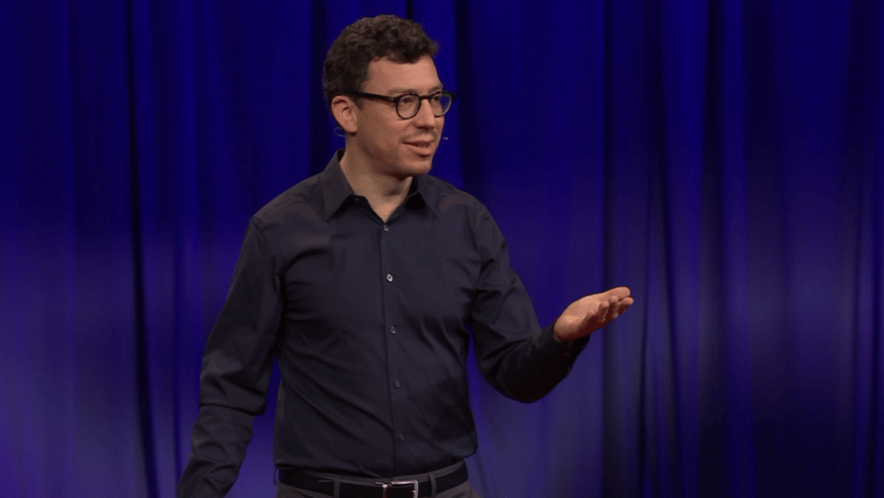 Luis von Ahn drži govor na TED Talks pozornici, objašnjavajući Duolingo strategiju