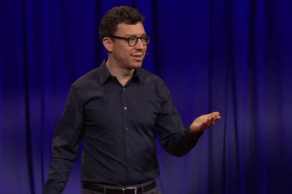 Luis von Ahn drži govor na TED Talks pozornici, objašnjavajući Duolingo strategiju
