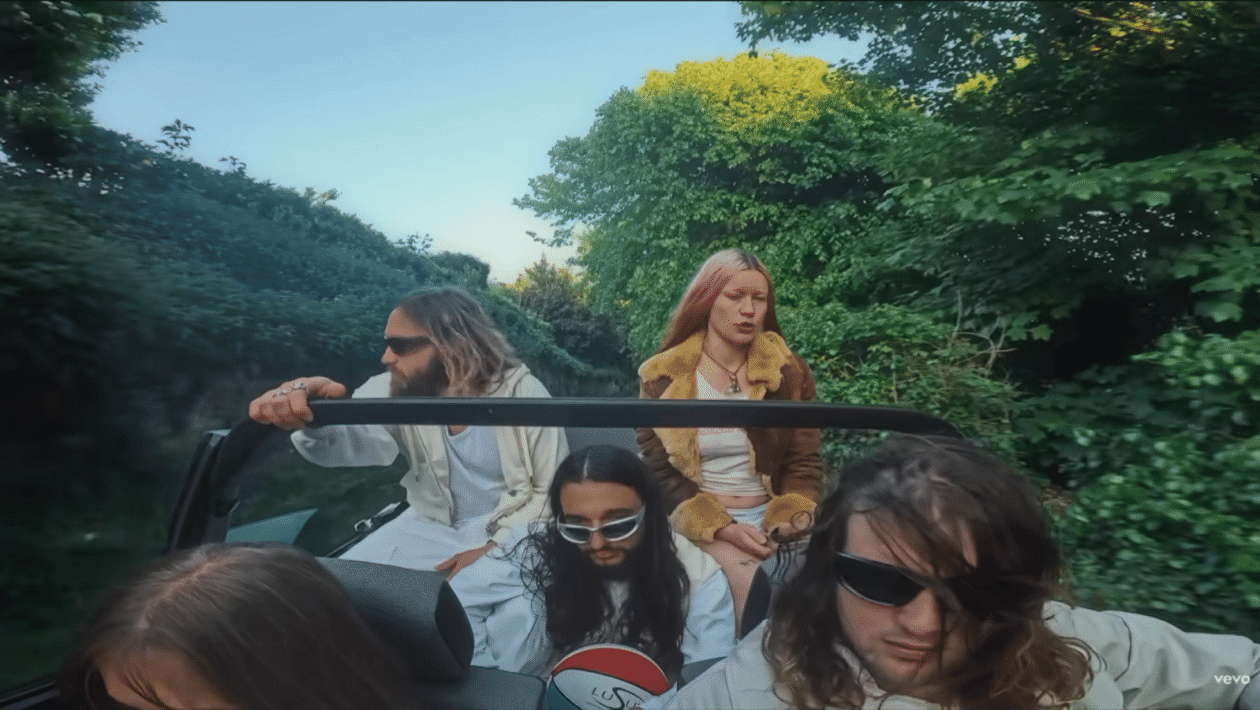 Članovi britanskog indie rock benda Wet Leg tijekom koncertnog nastupa