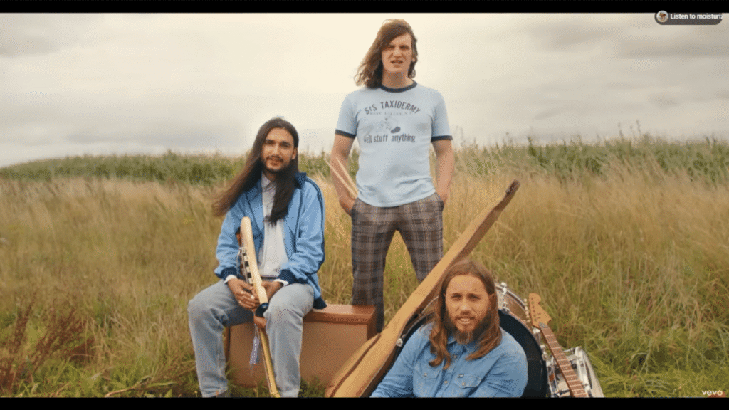 Članovi britanskog indie rock benda Wet Leg tijekom koncertnog nastupa