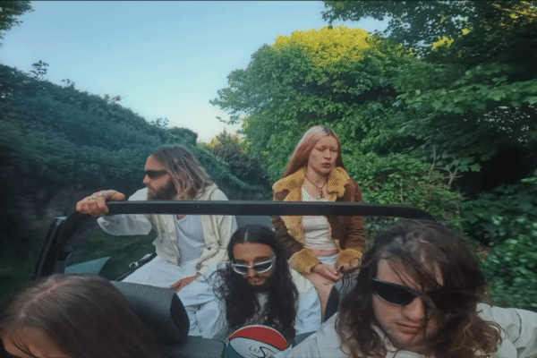 Članovi britanskog indie rock benda Wet Leg tijekom koncertnog nastupa