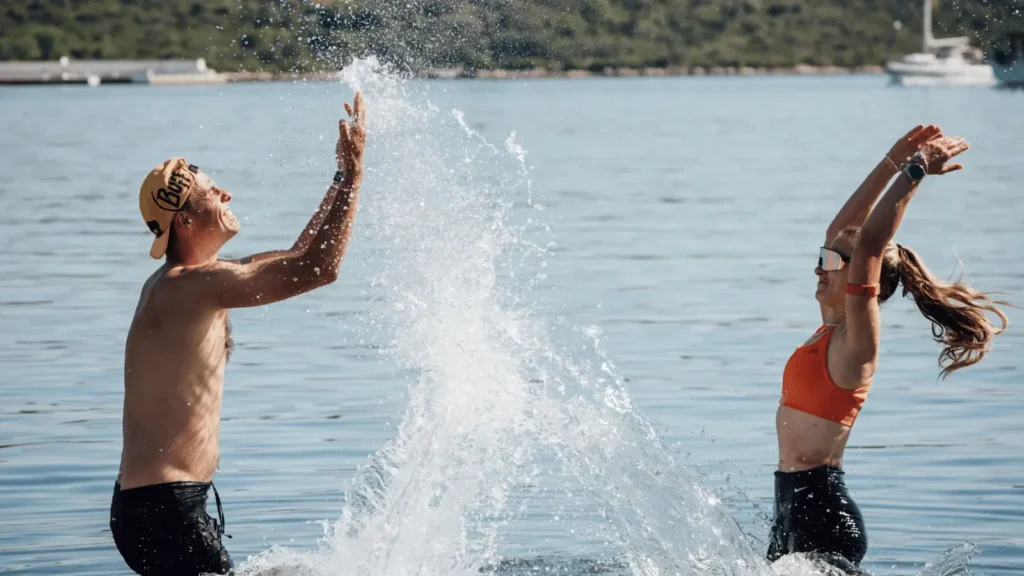 Sportaši se prskaju vodom u moru