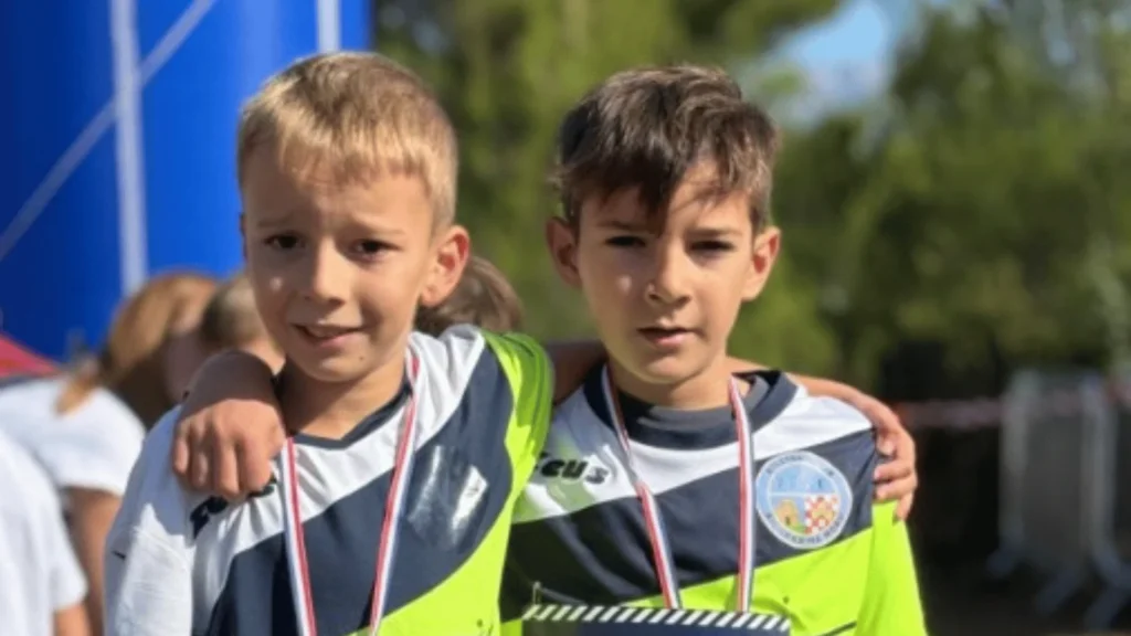 Dječaci s medaljama na grudima