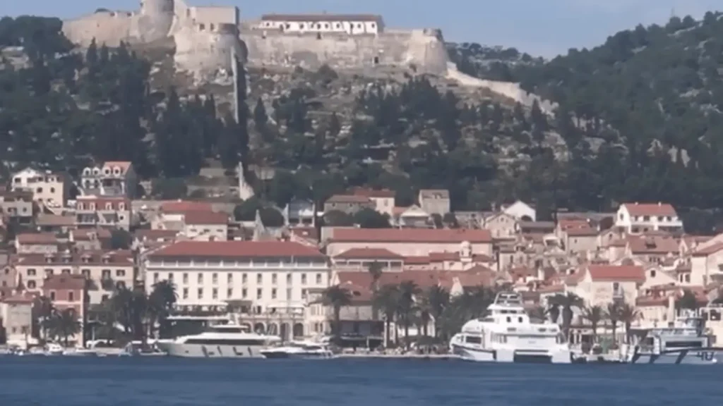 Pogled na gradsku luku s tvrđavom na brdu iznad