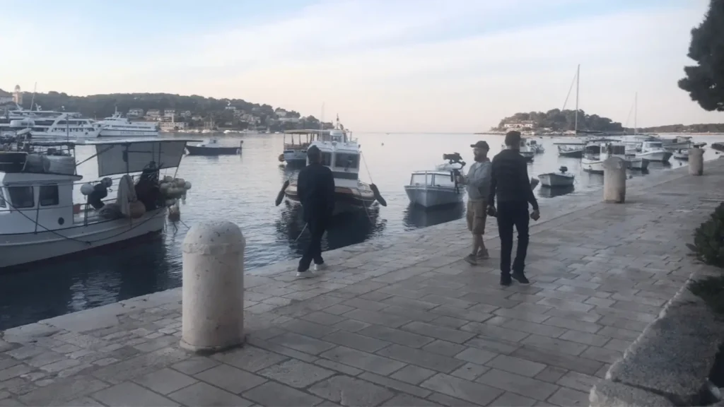 Muškarci snimaju brodove u zaljevu