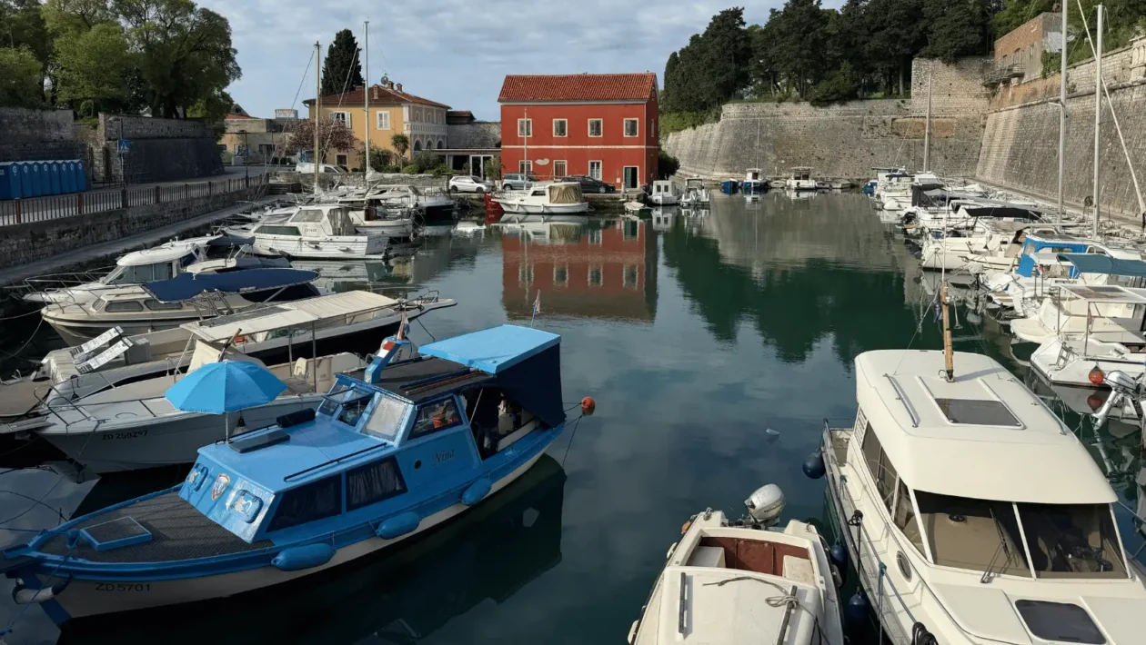 Marina s brodovima i zgradom u pozadini
