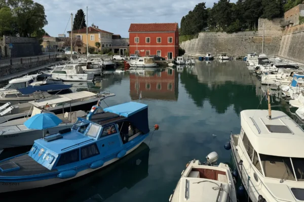 Marina s brodovima i zgradom u pozadini
