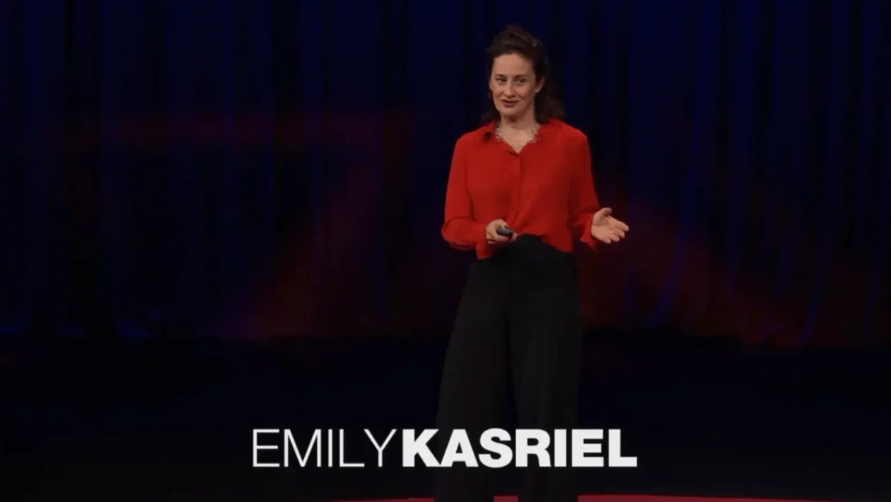Emily Kasriel drži govor o dubokom slušanju na TED Talks pozornici