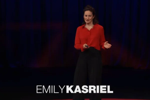Emily Kasriel drži govor o dubokom slušanju na TED Talks pozornici