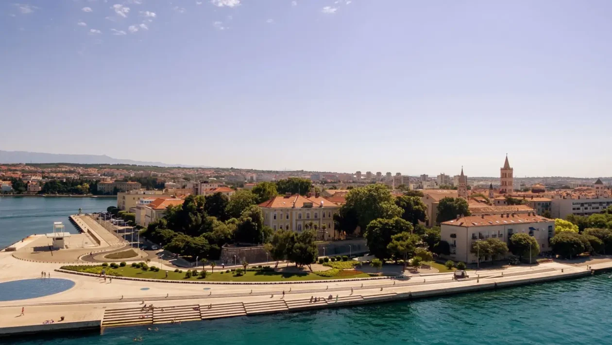Pogled na Zadar i obalu s morskim pozdravom
