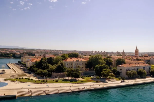 Pogled na Zadar i obalu s morskim pozdravom