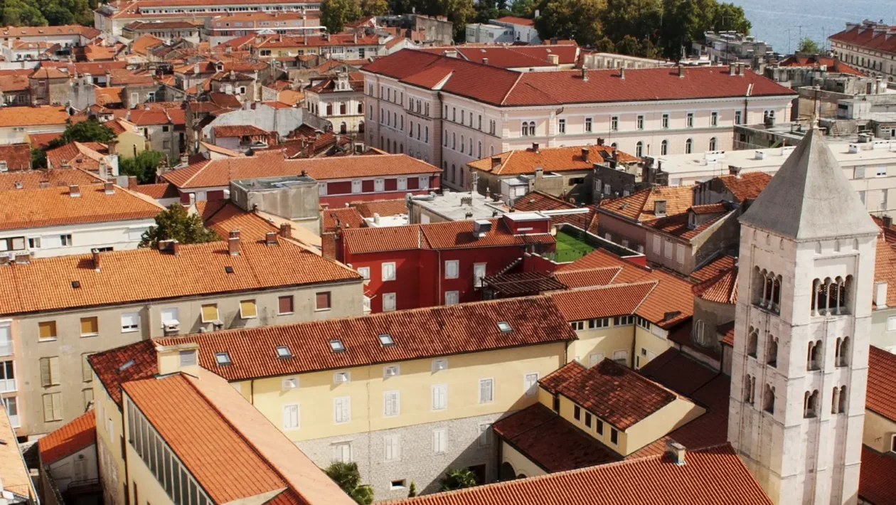 Pogled na krovove grada s tornjem crkve