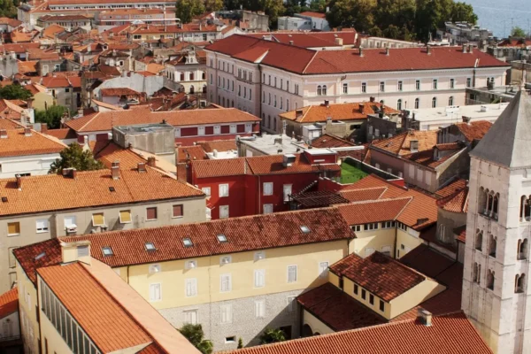 Pogled na krovove grada s tornjem crkve